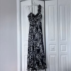 EUC Betsy & Adam, black, white, silver empire waist, chiffon overlay, size 4